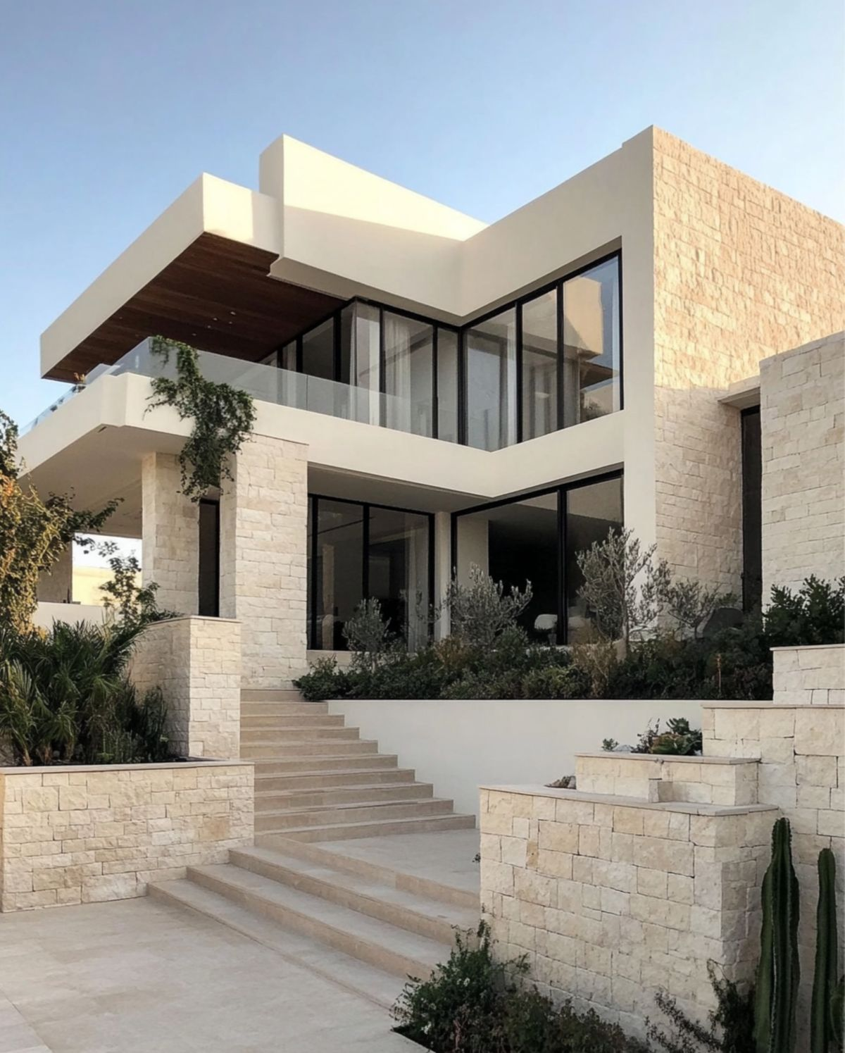 Rénovation villa contemporaine Le Vésinet — extension moderne avec piscine à débordement par MG Patrimoine